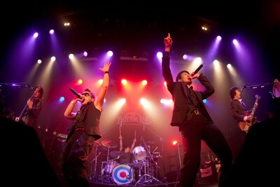 名古屋公演で競演を果たしたTRICERATOPSとHOME MADE 家族。