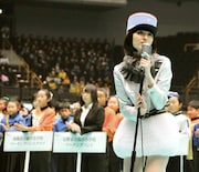 1000人のマーチングバンドメンバーに見つめられながら熱唱する栗山千明。