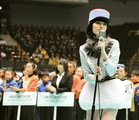 1000人のマーチングバンドメンバーに見つめられながら熱唱する栗山千明。