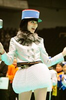 栗山はマーチングバンドをイメージしたキュートな衣装で登場した。