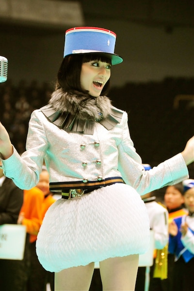 栗山はマーチングバンドをイメージしたキュートな衣装で登場した。