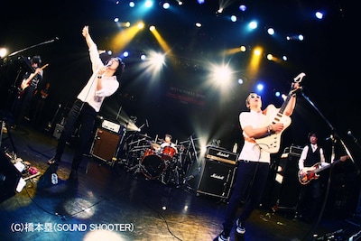 2011年1月からは全国ツアーを開催。なお、5人そろったアーティスト写真は12月1日に公開予定とのこと。