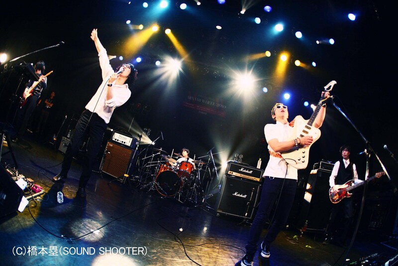 2011年1月からは全国ツアーを開催。なお、5人そろったアーティスト写真は12月1日に公開予定とのこと。