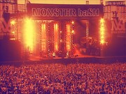 Superflyパフォーマンス時の「MONSTER baSH 2010」の様子。
