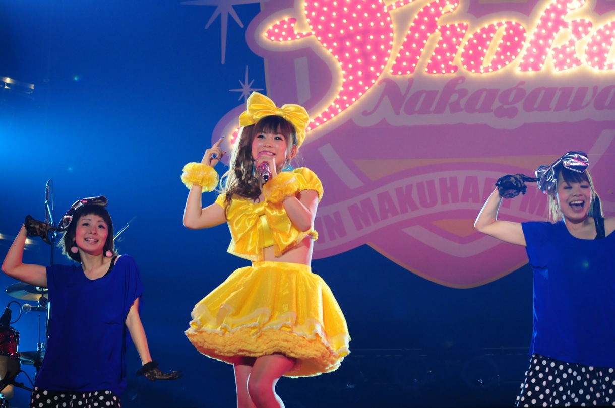 前半のメドレーではポップな黄色いドレスで登場。