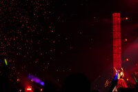 会場には真っ赤な紙吹雪が舞った。