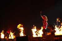 豪快な炎が上がったステージ。