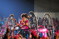 アンコール「Ivy」ではゴンドラが登場。しょこたんは会場をぐるりと1周しながらファンに笑顔を振りまいた。