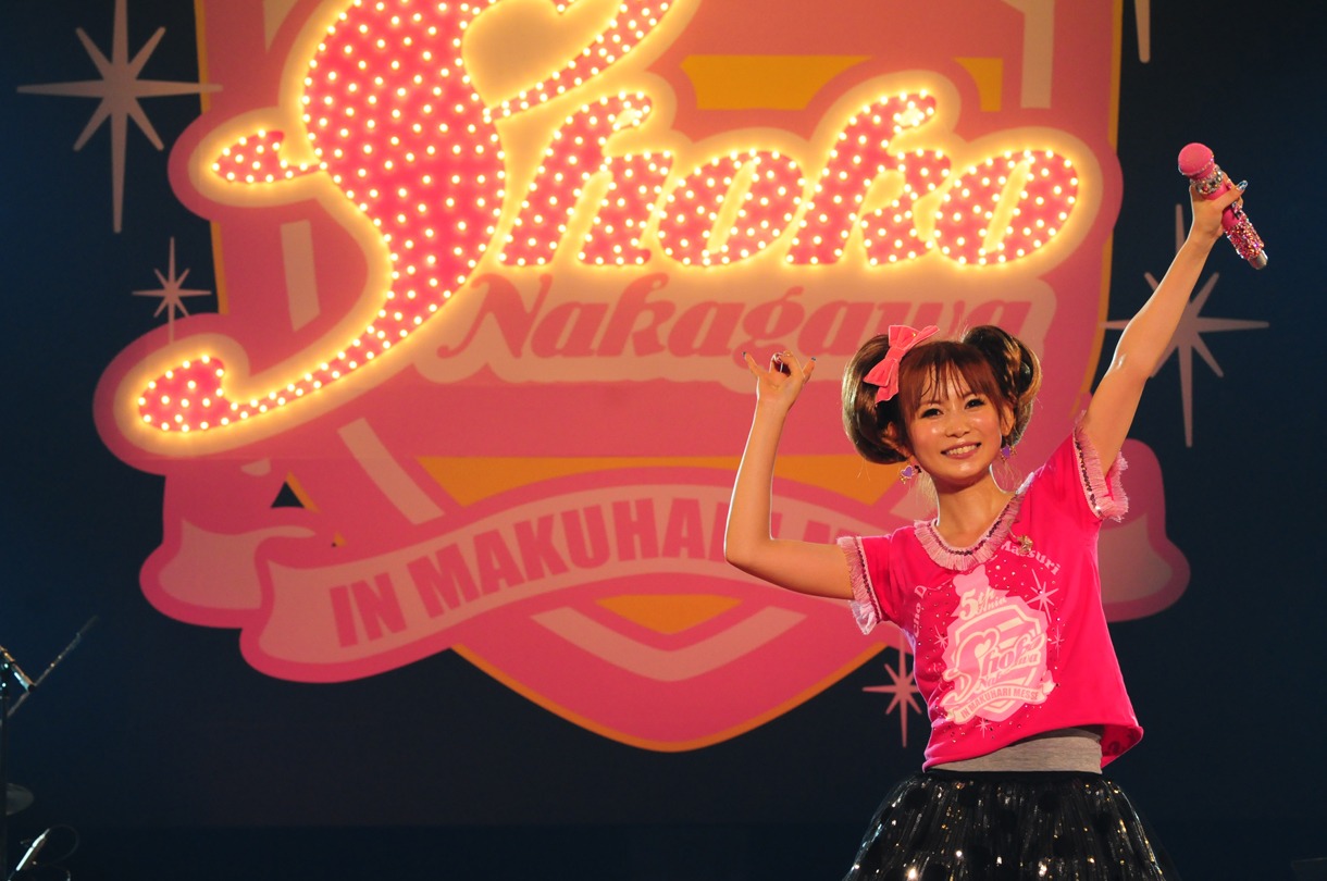 キラキラ輝く「Shoko」パネルの前でポーズ。