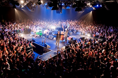 SOIL & "PIMP" SESSIONSは古今東西の名曲をカバーした企画アルバムを12月8日にリリース（写真は昨日のライブの模様）。