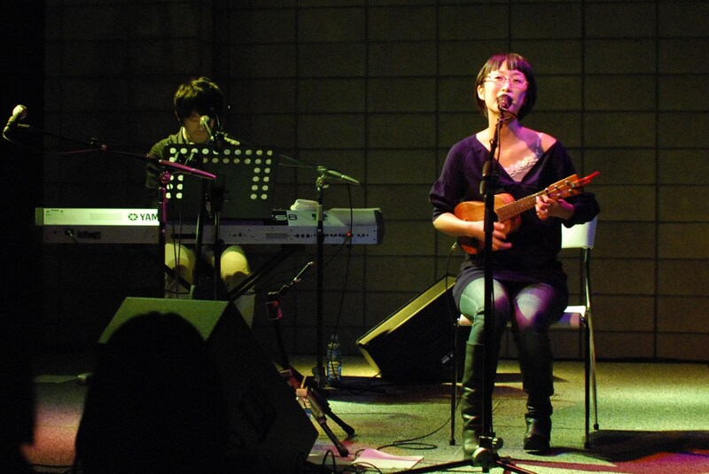 映画「猫の恩返し」の主題歌「風になる」を歌ったことで、韓国での知名度も高いつじあやの。ライブでは荒井由実「ルージュの伝言」のカバーも歌い、ジブリ映画ファンを喜ばせた。