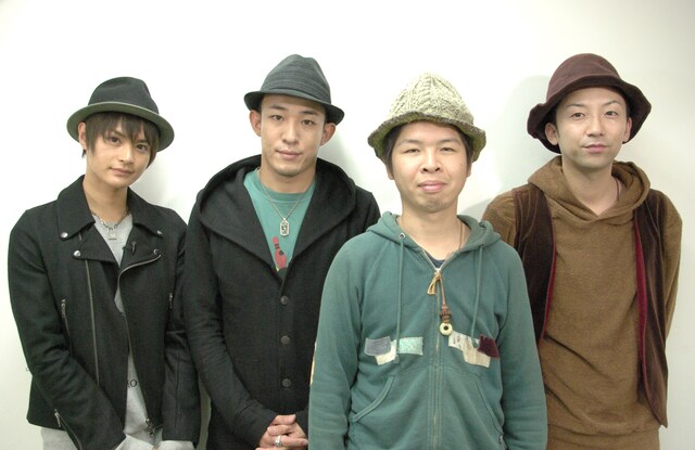 FUNKY MONKEY BABYSのメンバーと映画「ランウェイ☆ビート」に出演する瀬戸康史。