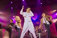 今週の人気の画像9位は、「“性”徒会長GACKT、短ラン＆ブレザー姿で熱烈ライブ」より、ライブの様子。