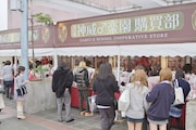 写真は「神威♂楽園 de フキナ祭」の様子。グッズ売り場は「購買部」、飲食ブースは「楽性ショック堂」と名付けられた。