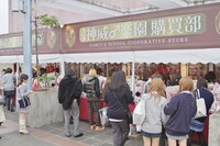 写真は「神威♂楽園 de フキナ祭」の様子。グッズ売り場は「購買部」、飲食ブースは「楽性ショック堂」と名付けられた。