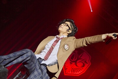 オーソドックスなブレザーの制服を着用し、名曲を美声でカバーしたGACKT。