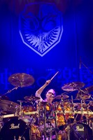 ドラムを叩くGACKT。