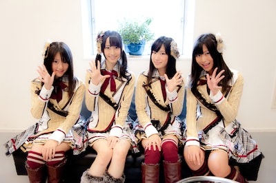 写真左より木本花音（研究生）、松井玲奈（チームS）、矢神久美（チームS）、向田茉夏（チームKII）。