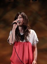 女性500人を前に熱唱するBONNIE PINK。