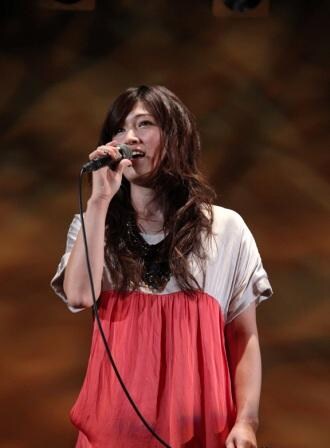 女性500人を前に熱唱するBONNIE PINK。