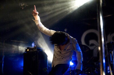 「オトナノススメ」を熱唱中の増子直純（撮影：YUKARI MORISHITA）。