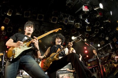 「オトナノススメ」をセッションする怒髪天・上原子友康（写真左）とTHEATRE BROOK・佐藤タイジ（中央）。（撮影：YUKARI MORISHITA）