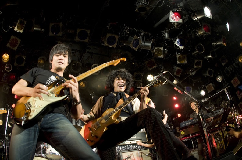 「オトナノススメ」をセッションする怒髪天・上原子友康（写真左）とTHEATRE BROOK・佐藤タイジ（中央）。（撮影：YUKARI MORISHITA）