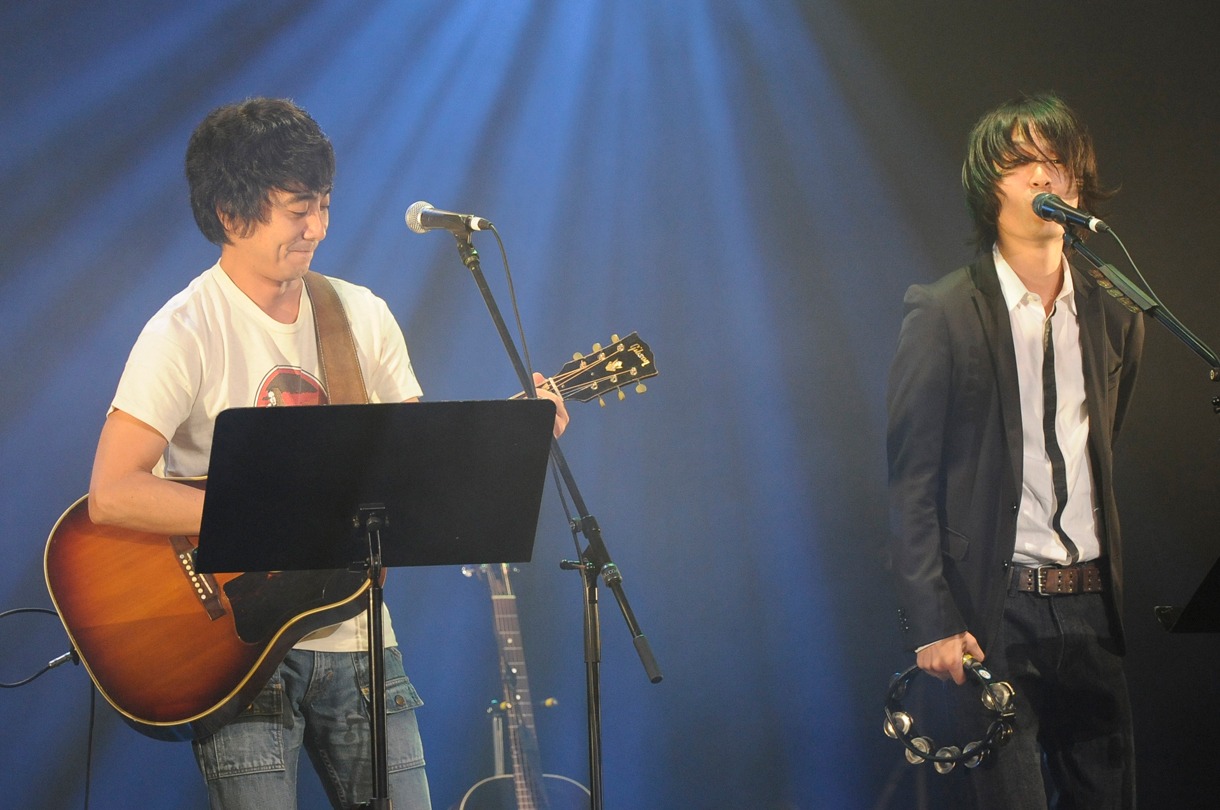 ライブ終盤で披露された山崎まさよしと光村龍哉による「セロリ」セッション（撮影：釘野孝宏）。