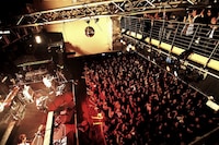 人気曲「午後のパレード」では「世界中のクエスチョン・マーク 賑やかな夏の午後のパレード」という歌詞が「Question marks around the world. A noisy postmeridian parade in summer」という英訳字幕で紹介された。