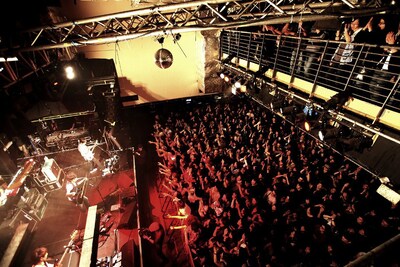 人気曲「午後のパレード」では「世界中のクエスチョン・マーク 賑やかな夏の午後のパレード」という歌詞が「Question marks around the world. A noisy postmeridian parade in summer」という英訳字幕で紹介された。