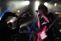 アンコールで繰り広げられたMO'SOME TONEBENDERとタブゾンビのセッションの様子（撮影：YUKARI MORISHITA）。