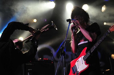 アンコールで繰り広げられたMO'SOME TONEBENDERとタブゾンビのセッションの様子（撮影：YUKARI MORISHITA）。