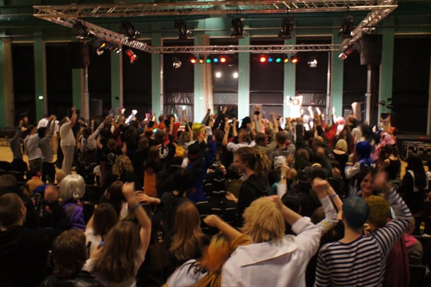 モモーイのパフォーマンスに熱狂するデンマークのOTAKUたち。なお、デンマークの様子はオフィシャルブログ「モモブロ」でも紹介されている。