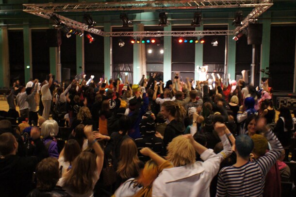 モモーイのパフォーマンスに熱狂するデンマークのOTAKUたち。なお、デンマークの様子はオフィシャルブログ「モモブロ」でも紹介されている。