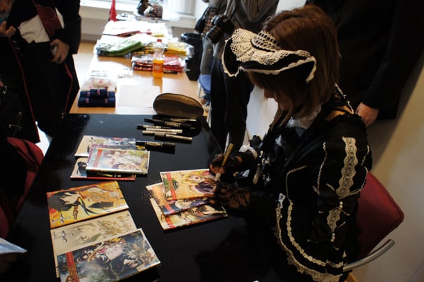 サイン会ではデンマークにもOTAKUがいることをその目で確認し、大満足のモモーイ。