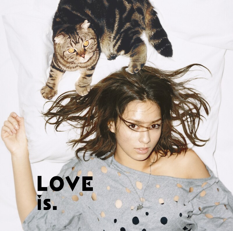 シングル「LOVE is.」ジャケット写真。