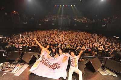 ラストの記念撮影時には、ファンからの寄せ書きがメンバー4人に贈られた。