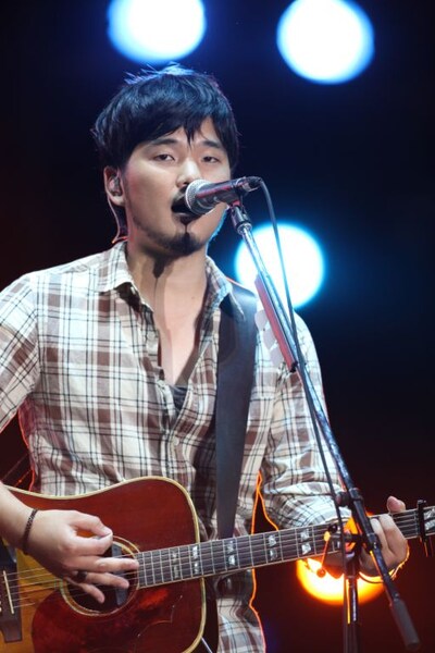 秦基博の全国ツアー「HATA MOTOHIRO CONCERT TOUR 2010-2011 -Documentary-」には矢野博康がドラマーとして参加した。