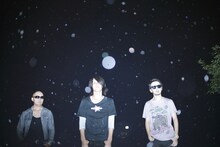 百々和宏（写真中央）は自身のTwitterアカウントで「ほっときゃ勝手に治るじぇ。3週間痛いらしーがな」とコメントしている。