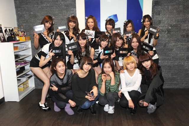 4Minuteのメンバーと記念撮影をするSDN48選抜メンバー。