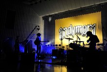 写真はDVDのDISC 1に収録される日比谷野音公演の模様。この日のライブでは、ドラムの後藤大樹が11月末で脱退することが発表された。