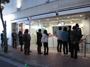 放送を見つめるギャラリー。