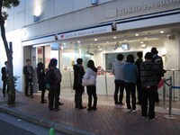 放送を見つめるギャラリー。