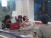 描き上がった似顔絵をギャラリーに見せるブリトニー。