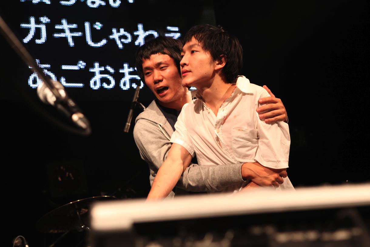 怒りをあらわにするの子（右）とそれを制止する劔樹人マネージャー（左）。（Photo by 平沼久奈）