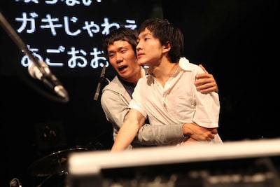 怒りをあらわにするの子（右）とそれを制止する劔樹人マネージャー（左）。（Photo by 平沼久奈）