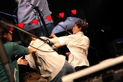 今週の人気の画像1位は、「神聖かまってちゃんWWWライブで観客動揺ハプニング」より、殴り合うmonoとの子。（Photo by 平沼久奈）