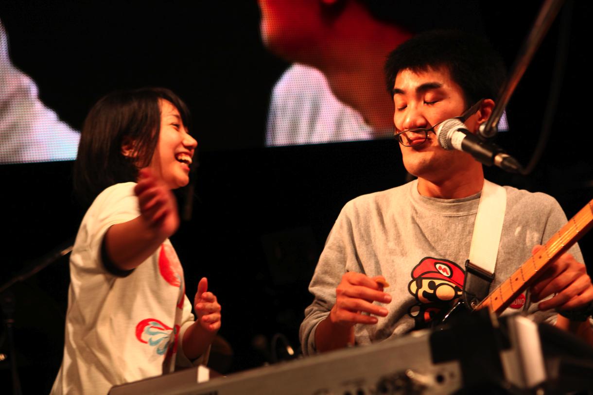みさこのダブルビンタが炸裂した直後。あまりの勢いに、monoのメガネが吹っ飛んだ。（Photo by 平沼久奈）