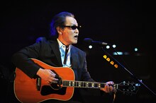 写真は11月18日に行われた「井上陽水 Tour 2011 Powder」昭和女子大学人見記念講堂公演の模様。