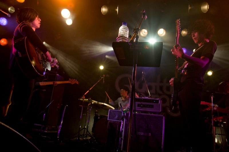 アンコールで「スロウ」を披露するGRAPEVINEの田中和将（Vo, G / 写真右）と亀井亨（Dr / 写真中央）、ストレイテナーのホリエアツシ（Vo, G, Key / 写真左）。（撮影：YUKARI MORISHITA）